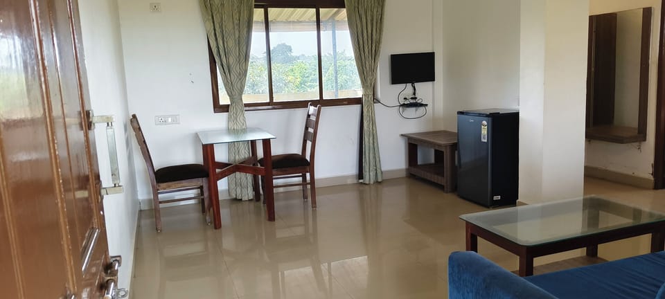 Premium Studio, 1 Queen Bed | Living area