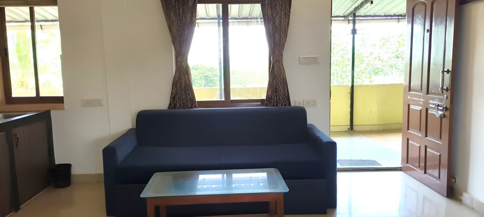 Premium Studio, 1 Queen Bed | Living area