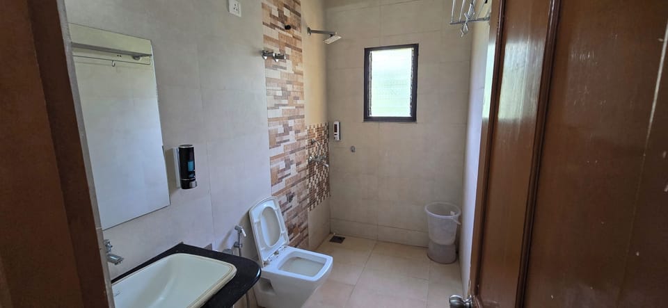 Superior Studio Suite, 1 Queen Bed | Bathroom | Shower