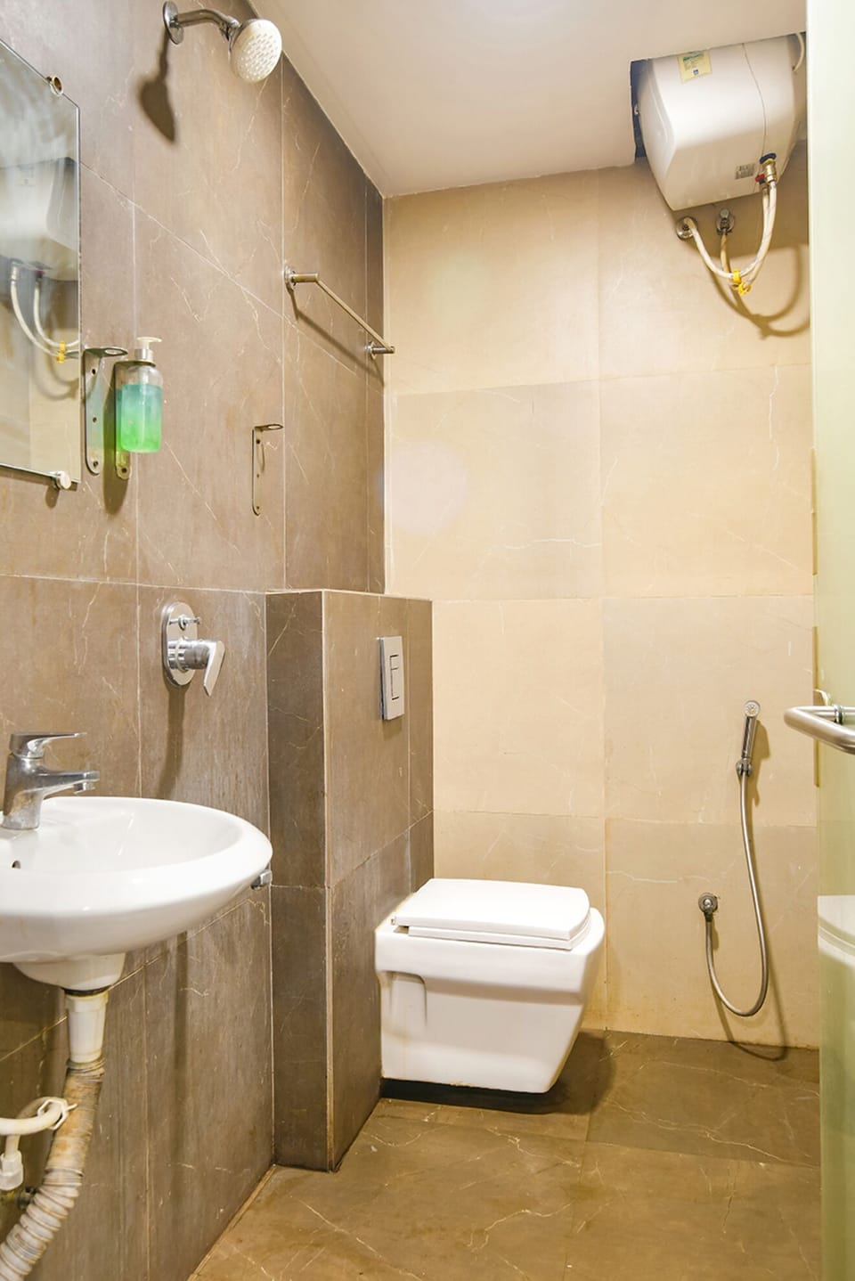Shower, rainfall showerhead, free toiletries, towels