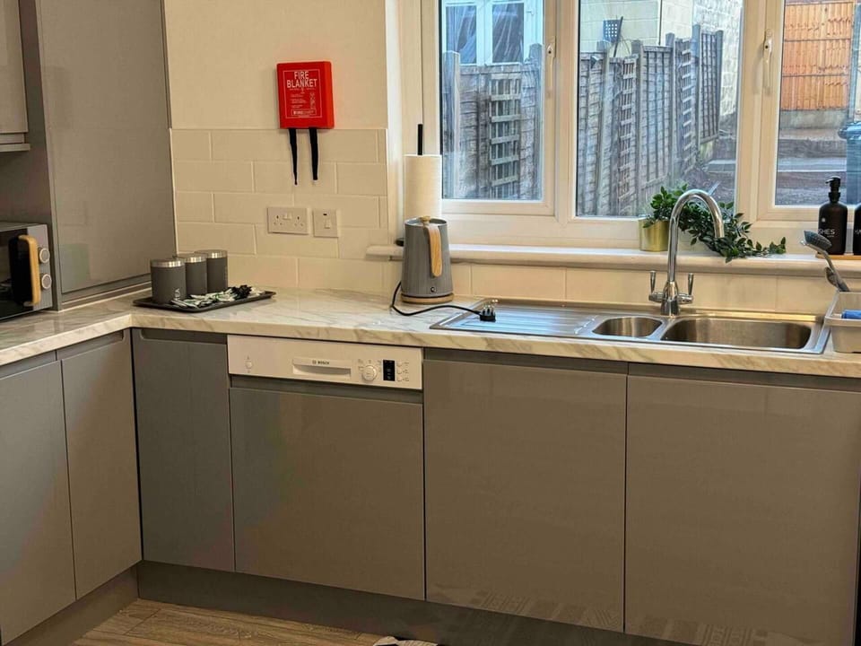 House | Private kitchen | Fridge, microwave, oven, stovetop