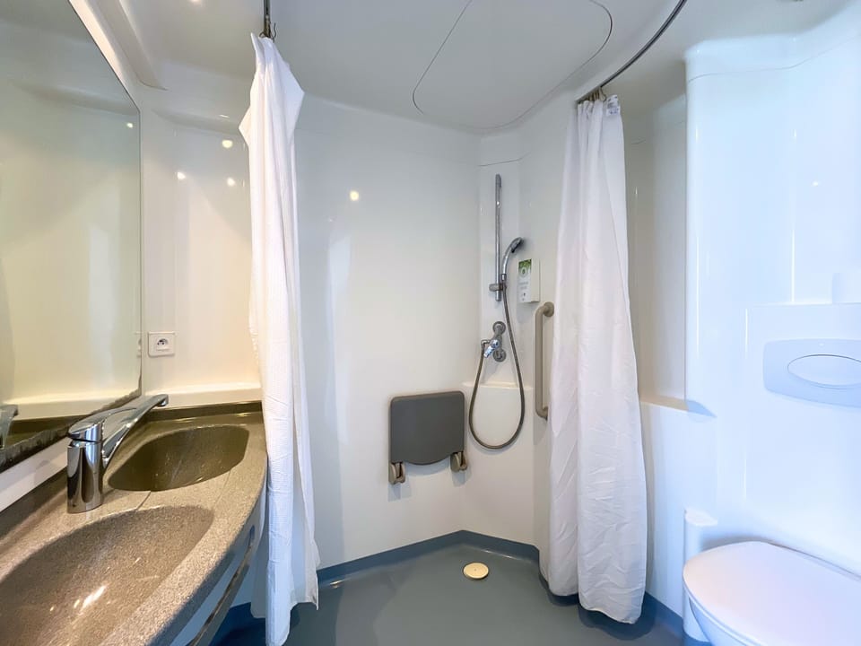 Standard Quadruple Room | Bathroom | Shower, towels