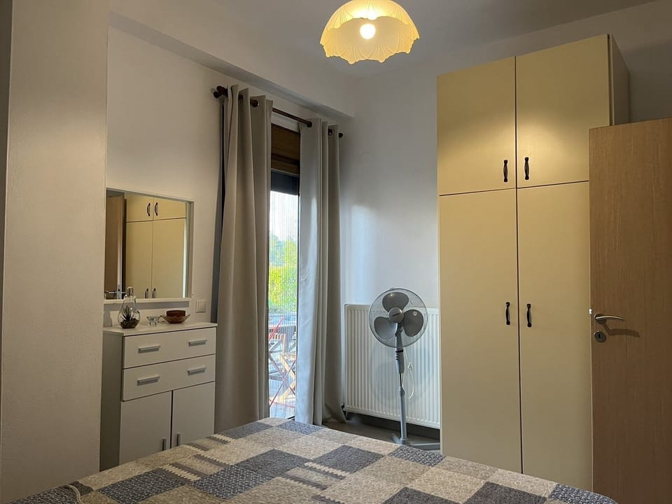 2 bedrooms, desk, laptop workspace, blackout drapes