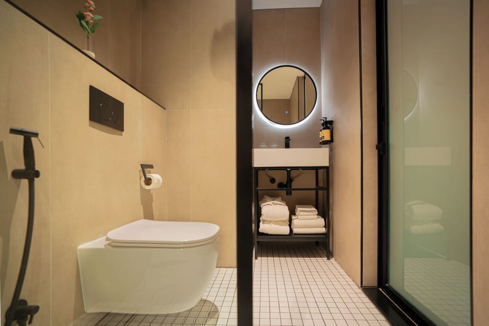 Shower, hydromassage showerhead, free toiletries, hair dryer