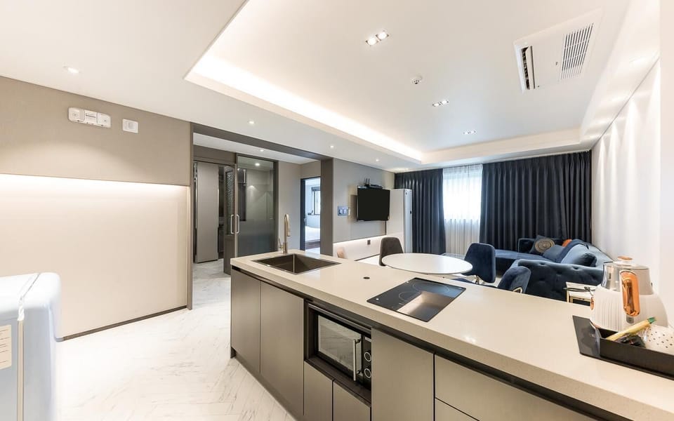 VIP Family Avenue - 2 Rooms | Living area | 75-inch Smart TV with cable channels, heated floors, computer monitors