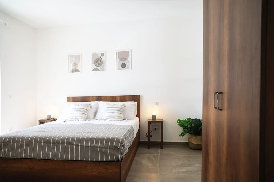 Deluxe Room, 1 Bedroom, Garden View | Hypo-allergenic bedding available, down comforters, desk
