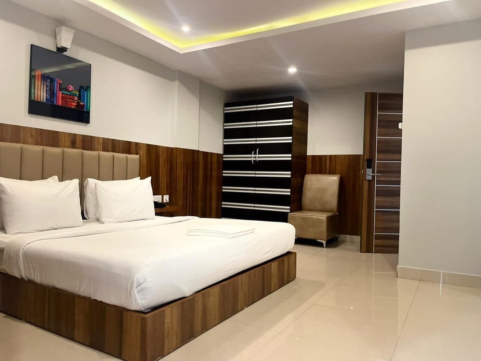 Deluxe Room | 1 bedroom, desk, laptop workspace, soundproofing