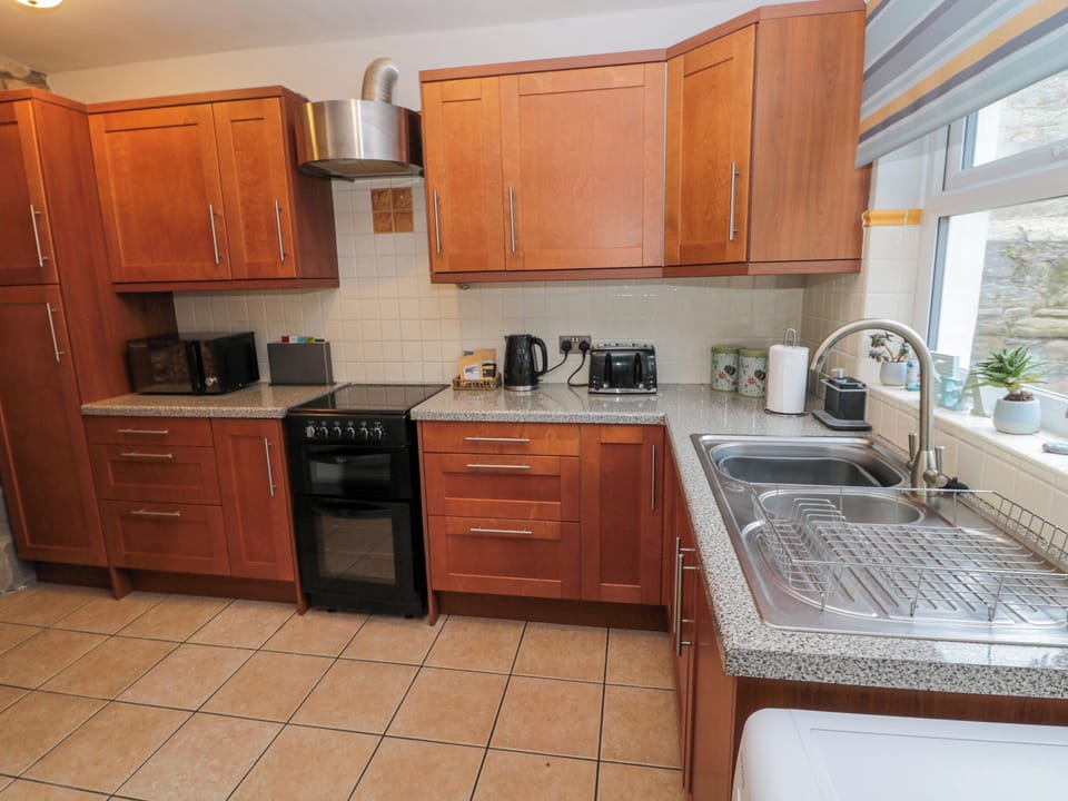 Cottage | Private kitchen | Fridge, dishwasher, electric kettle, toaster
