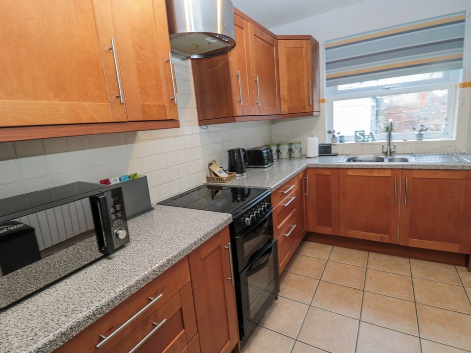 Cottage | Private kitchen | Fridge, dishwasher, electric kettle, toaster