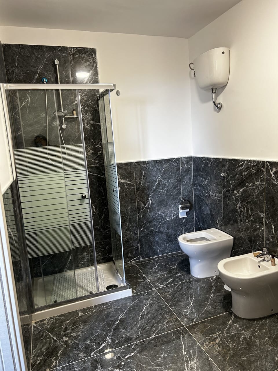 Classic Room | Bathroom | Free toiletries, hair dryer, bidet