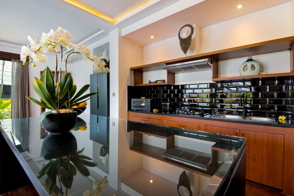 Comfort Villa, 4 Bedrooms, Garden View | Private kitchen | Cookware/dishes/utensils