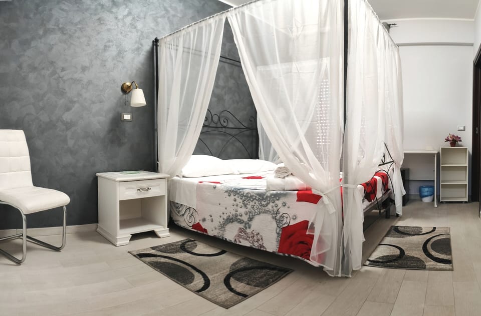 Royal Double Room, Ensuite (Camera 3) | Premium bedding, minibar, individually furnished, desk