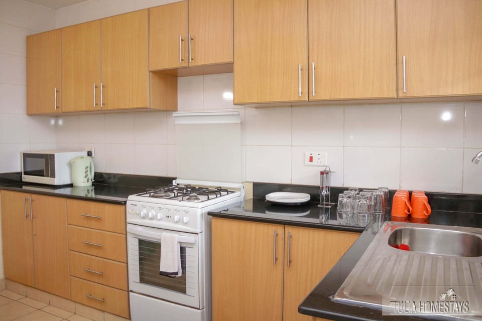Business Apartment | Private kitchen | Fridge, microwave, oven, cookware/dishes/utensils