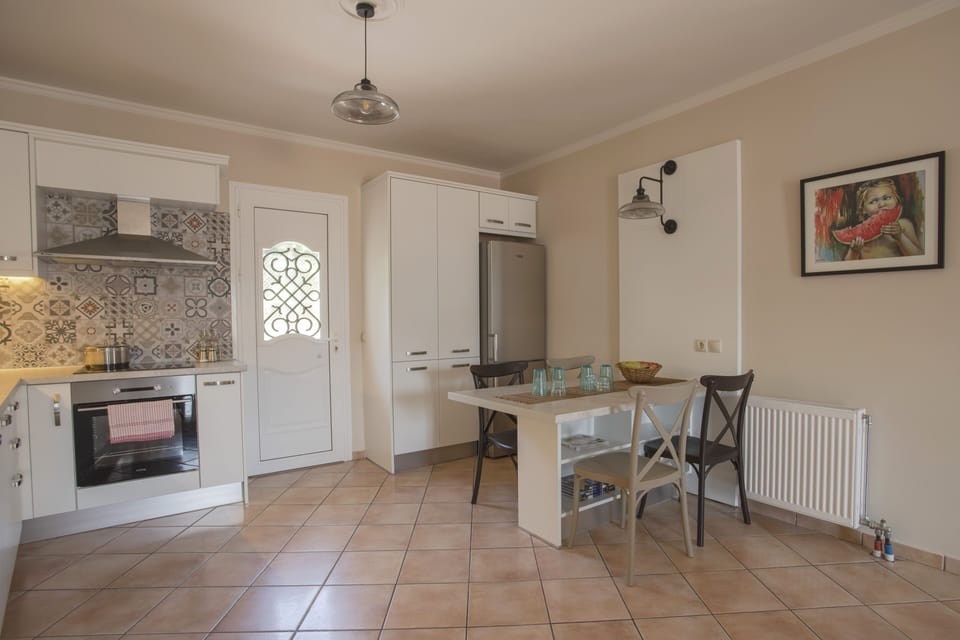 Dina Apartment Argostoli | Private kitchen | Oven, cookware/dishes/utensils