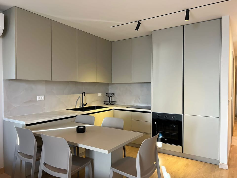 Deluxe Apartment, 1 Bedroom | Private kitchen | Fridge, oven