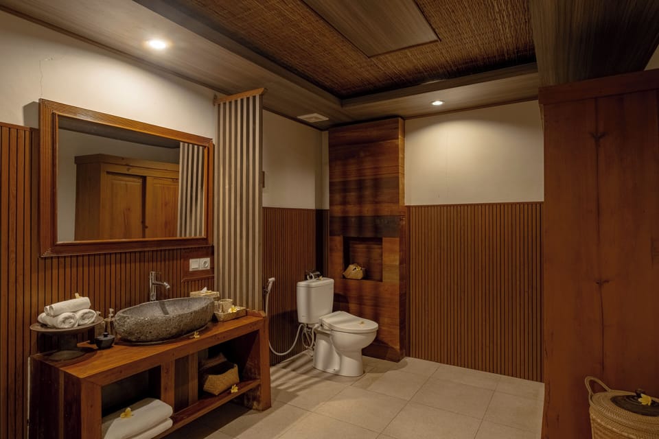 Superior Suite | Bathroom | Bathrobes, slippers, bidet, towels