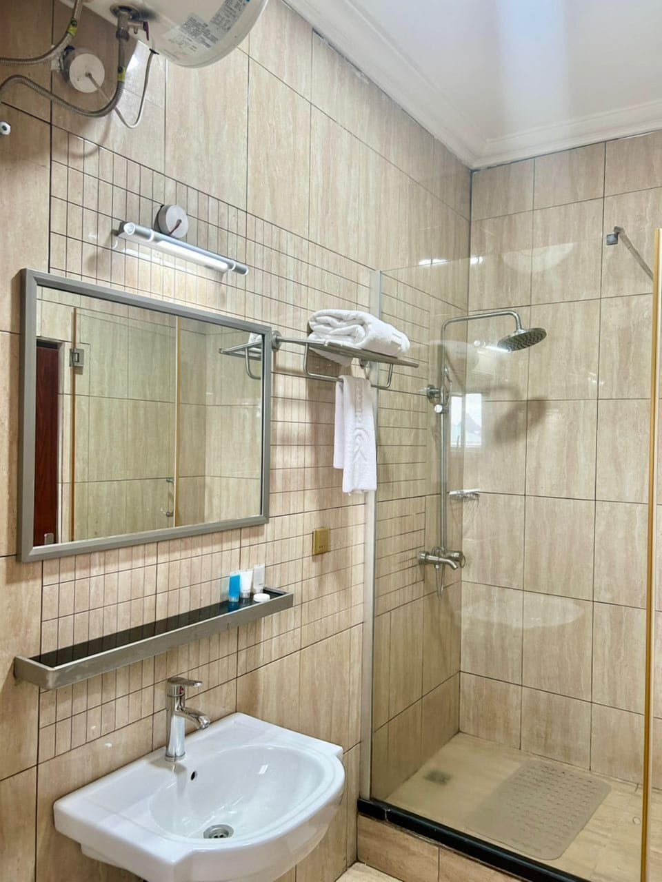 Executive Twin Room | Bathroom | Slippers