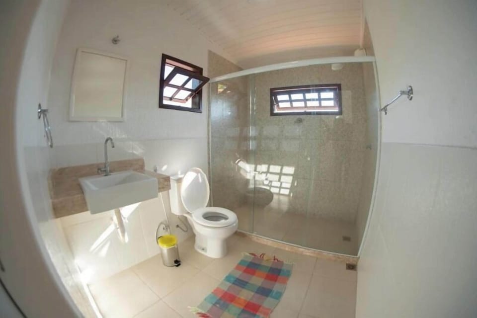 Premium Room | Bathroom | Shower, rainfall showerhead, towels, toilet paper