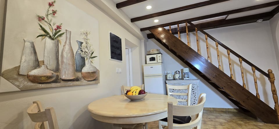 Traditional Villa | Private kitchen | Full-size fridge, microwave, oven, dishwasher