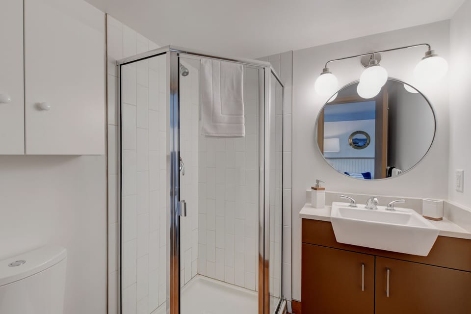 Deluxe Apartment | Bathroom | Bathtub, hair dryer, towels, soap