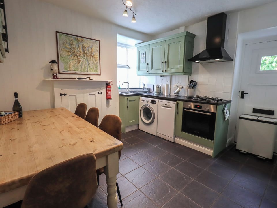 Cottage | Private kitchen | Fridge, dishwasher, electric kettle, toaster