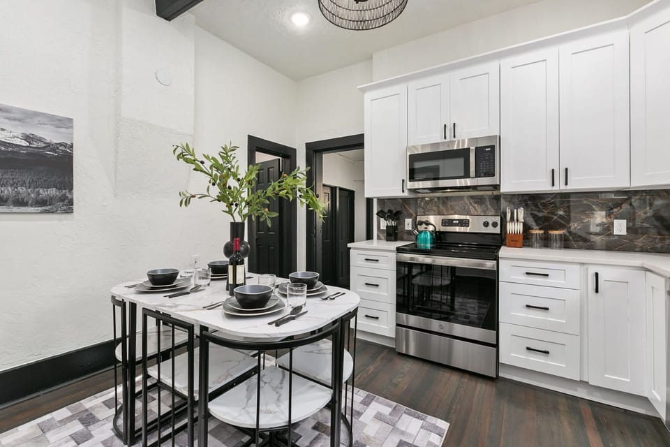 House, Multiple Beds, Hot Tub (212 W Myrtle St.) | Private kitchen | Fridge, microwave, oven, stovetop
