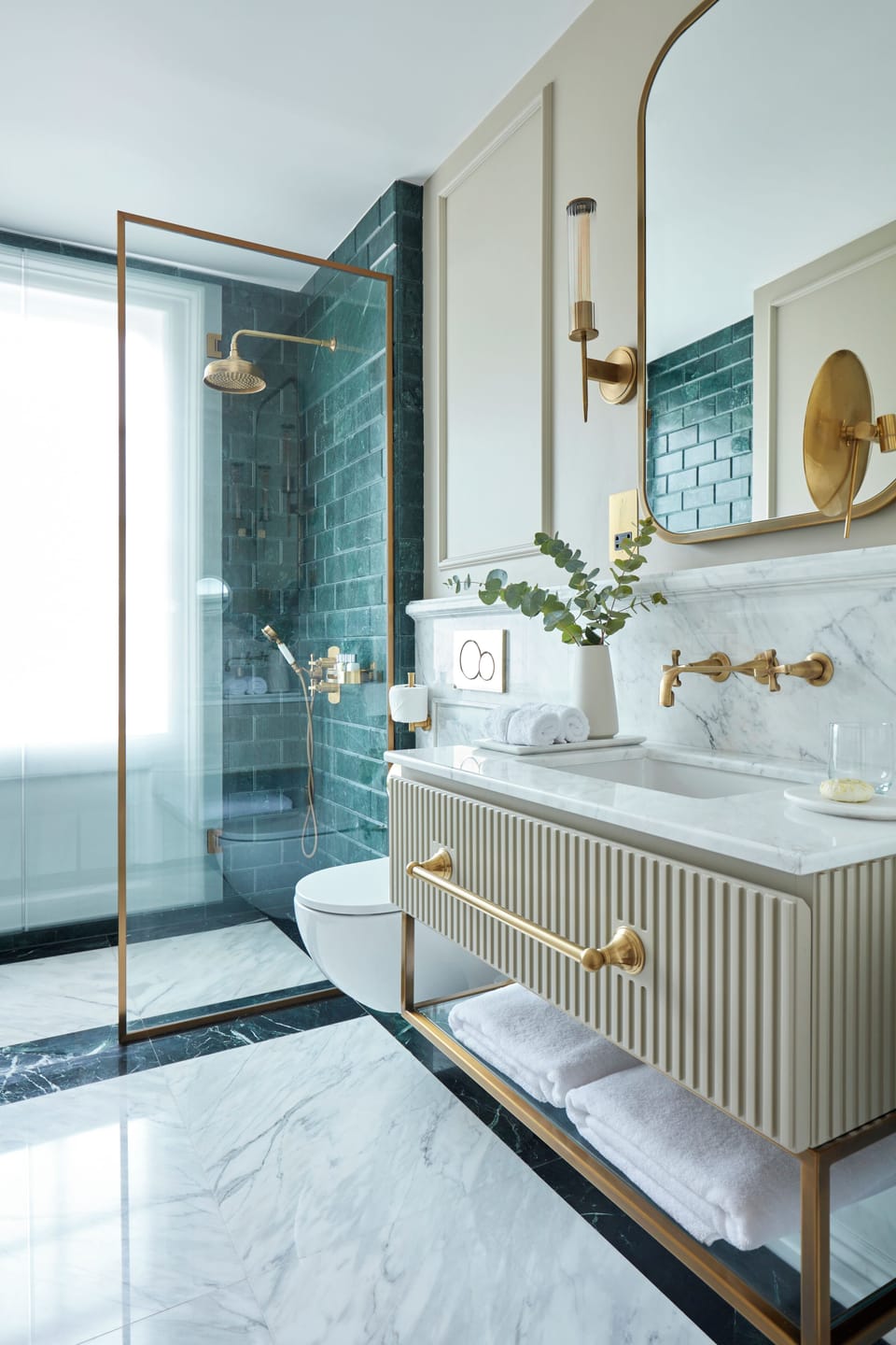 Suite | Bathroom | Shower, rainfall showerhead, free toiletries, hair dryer