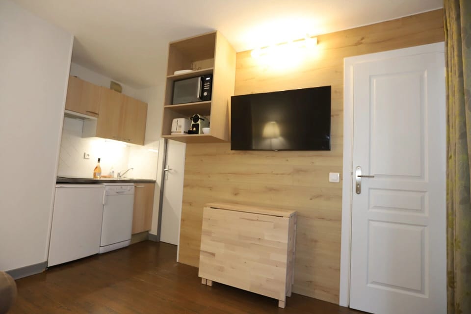 Standard Apartment | Private kitchen | Mini-fridge, microwave, stovetop, dishwasher