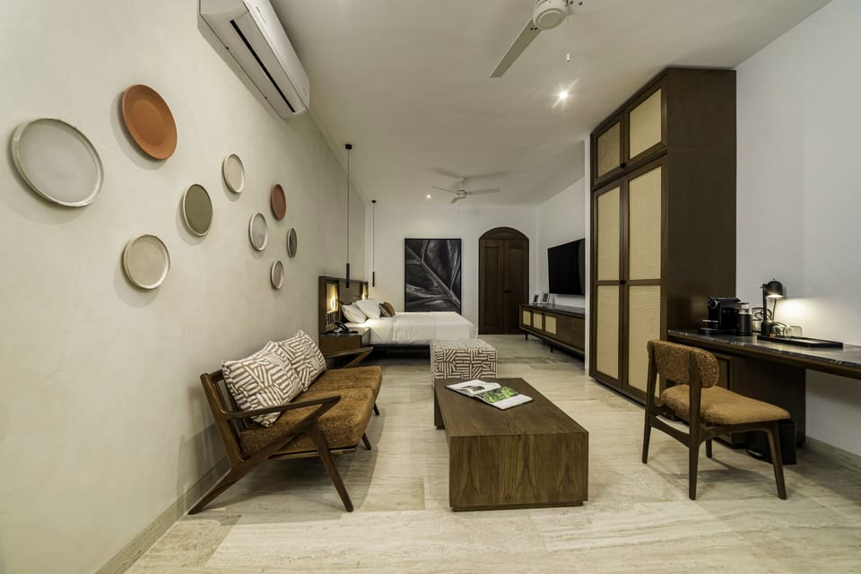 Junior Suite | In-room safe, desk, iron/ironing board (on request), WiFi (free)