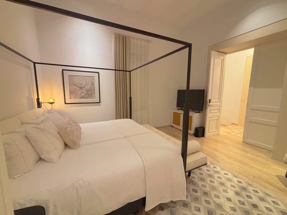 City Room | In-room safe, desk, iron/ironing board (on request), WiFi (free)
