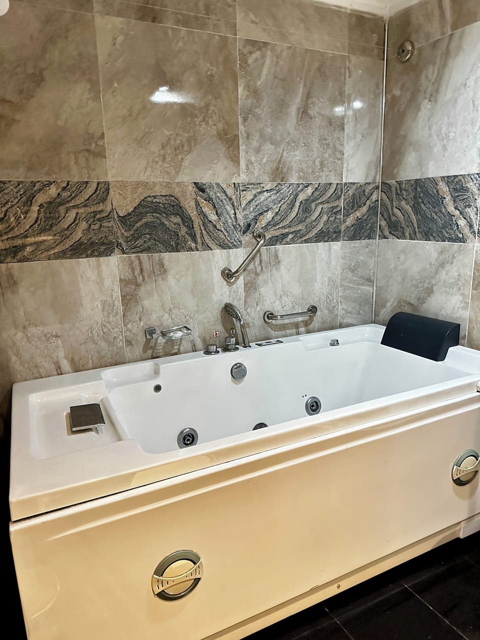 Presidential Suite | Bathroom | Free toiletries, hair dryer, bathrobes, slippers