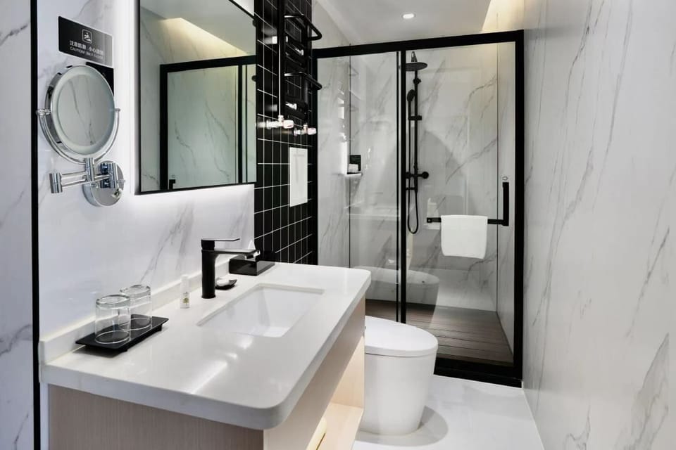 Deluxe King Room | Bathroom | Shower, free toiletries, hair dryer, towels