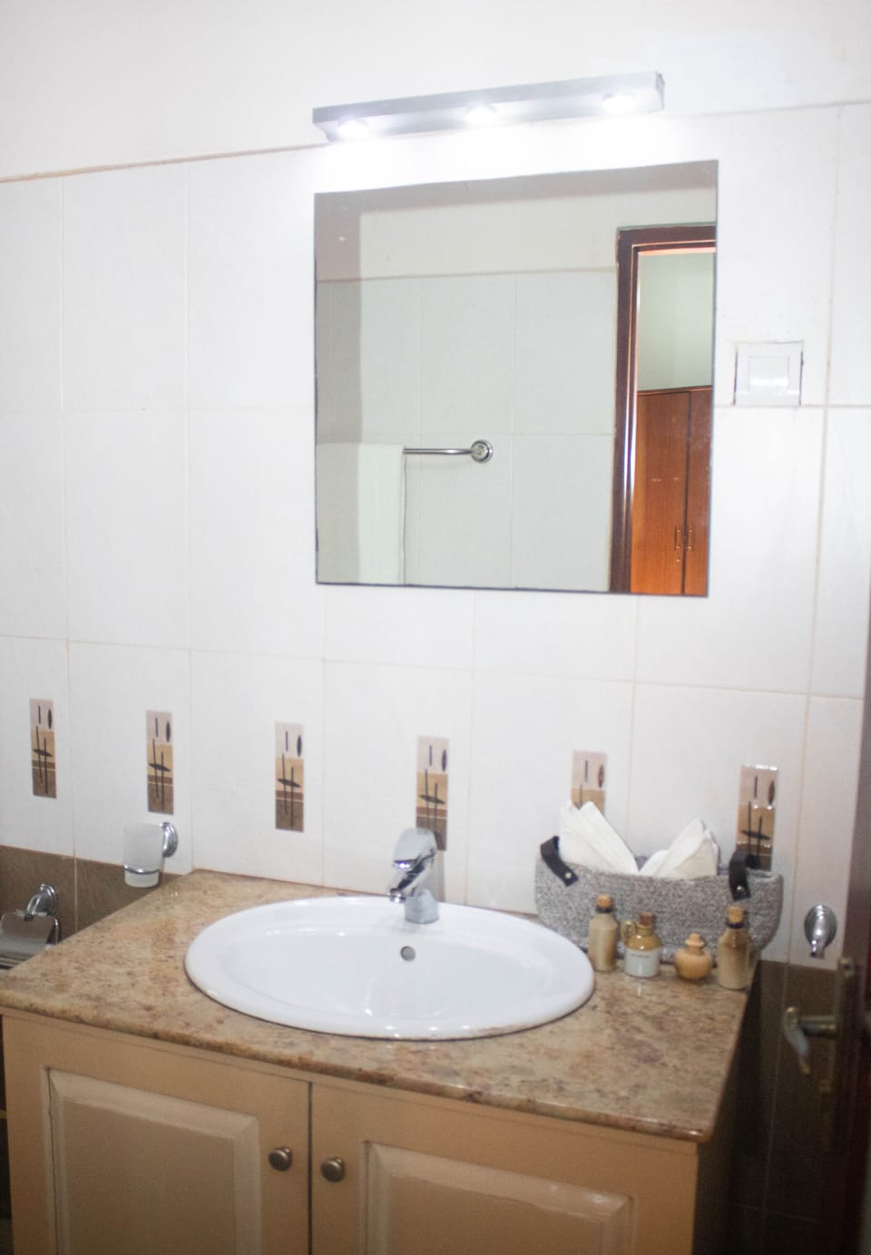 King Size Deluxe Room | Bathroom | Slippers