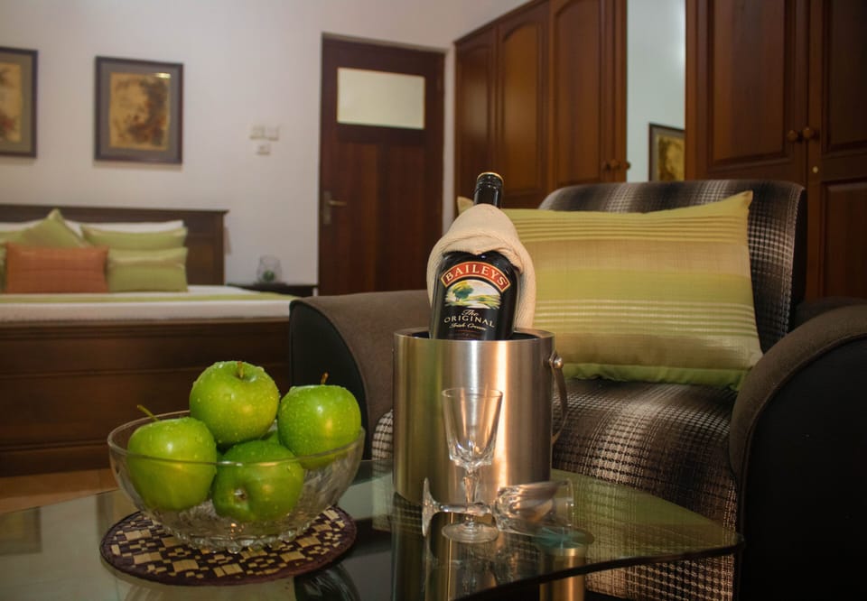 King Size Deluxe Room | In-room safe, individually decorated, individually furnished, desk