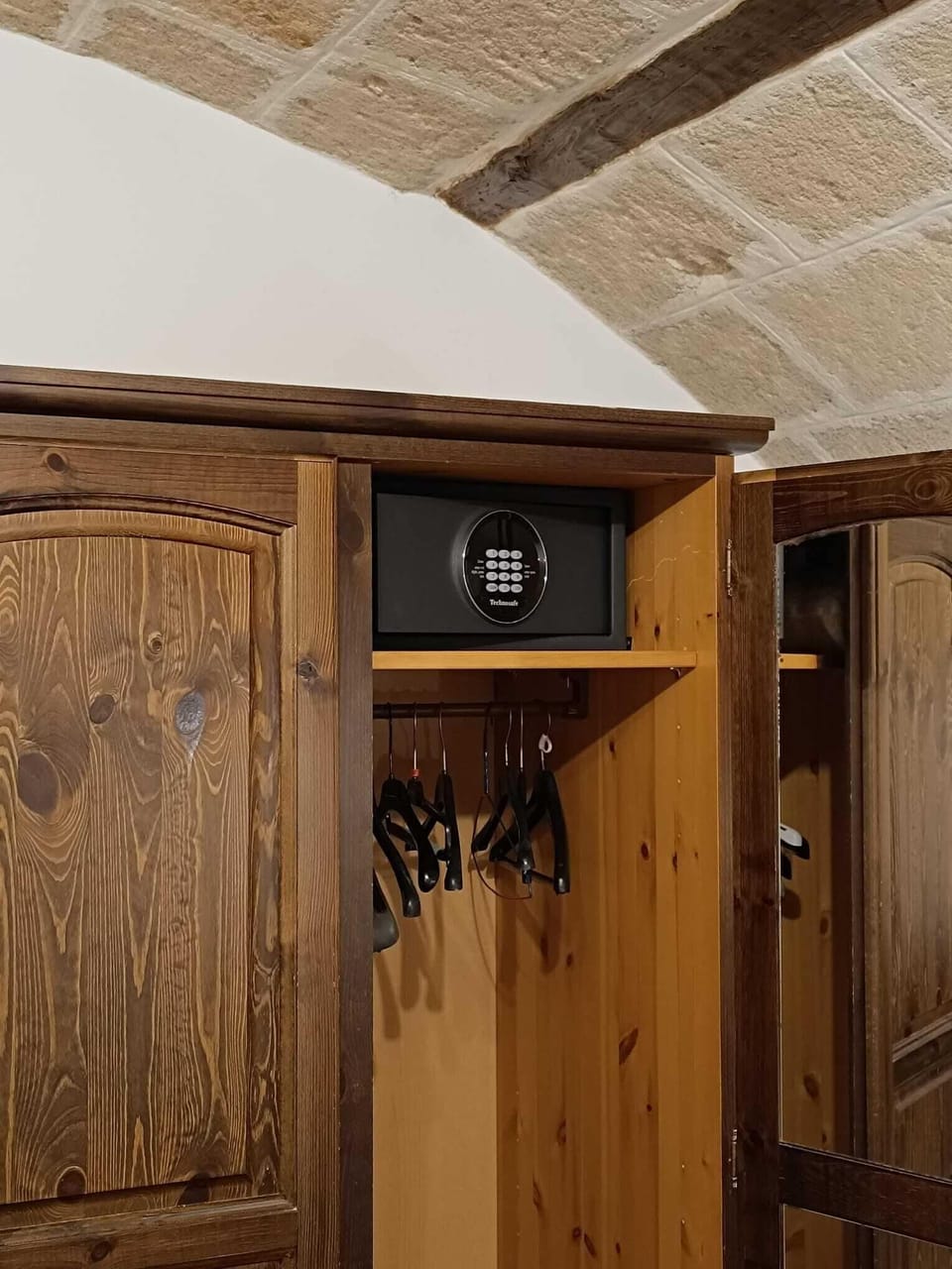Premium bedding, in-room safe, desk, blackout drapes