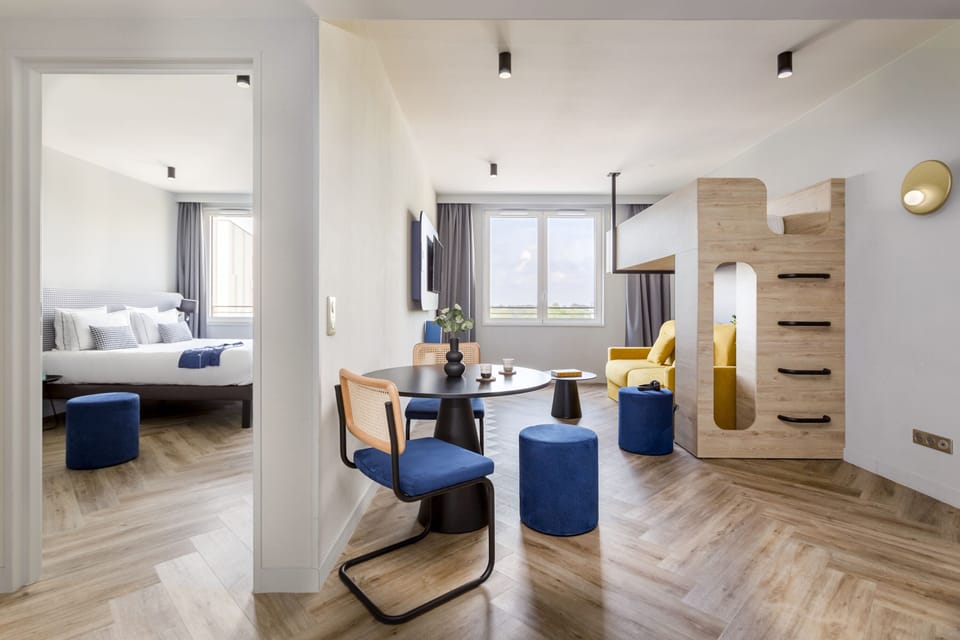 Grand Apartment | Desk, laptop workspace, free WiFi, bed sheets