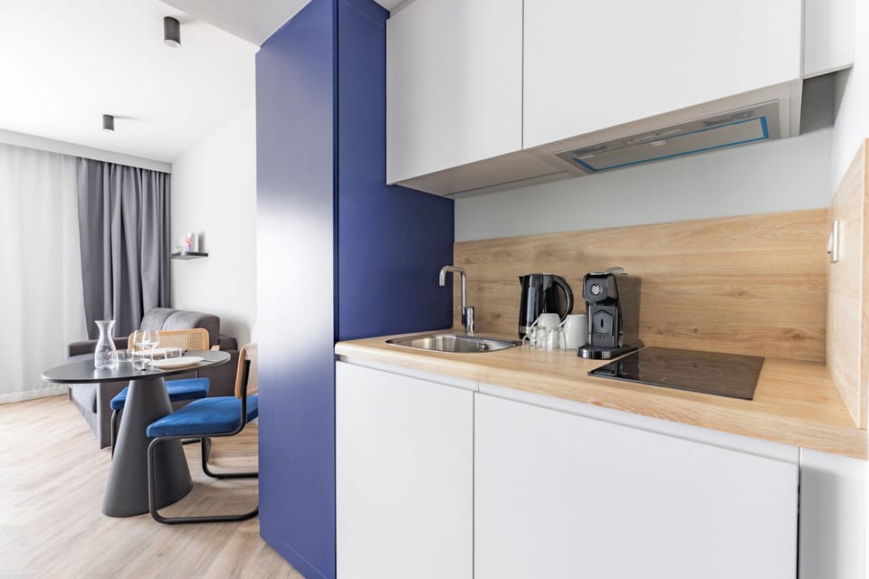 Grand Studio (Lits Jumeaux) | Private kitchen | Fridge, microwave, dishwasher, espresso maker