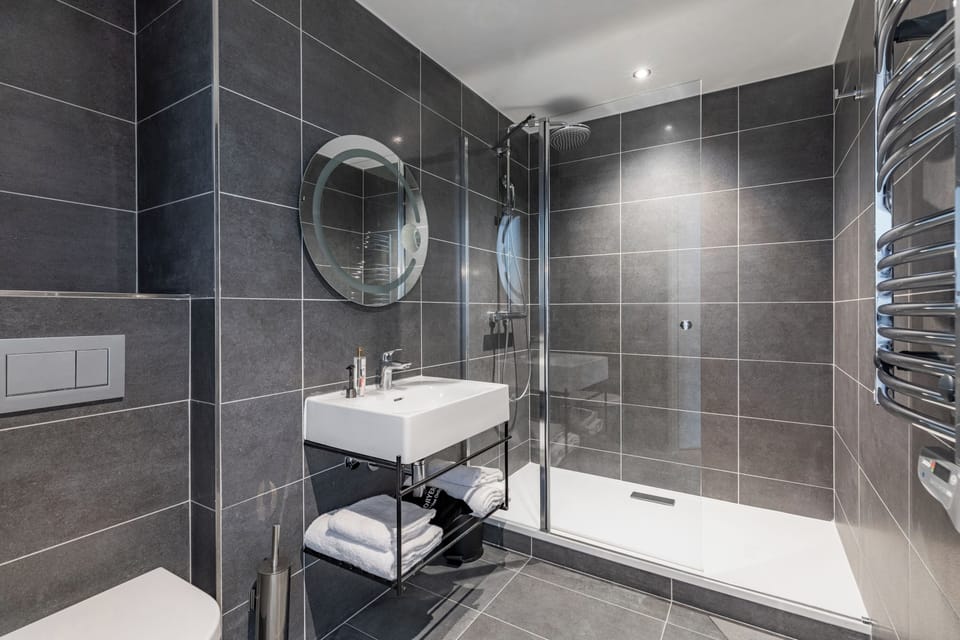 Grand Studio (Lits Jumeaux) | Bathroom | Shower, free toiletries, hair dryer, towels