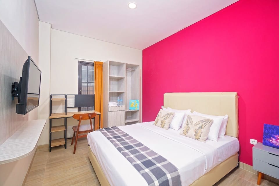 Deluxe Double Room | Desk, free WiFi, bed sheets