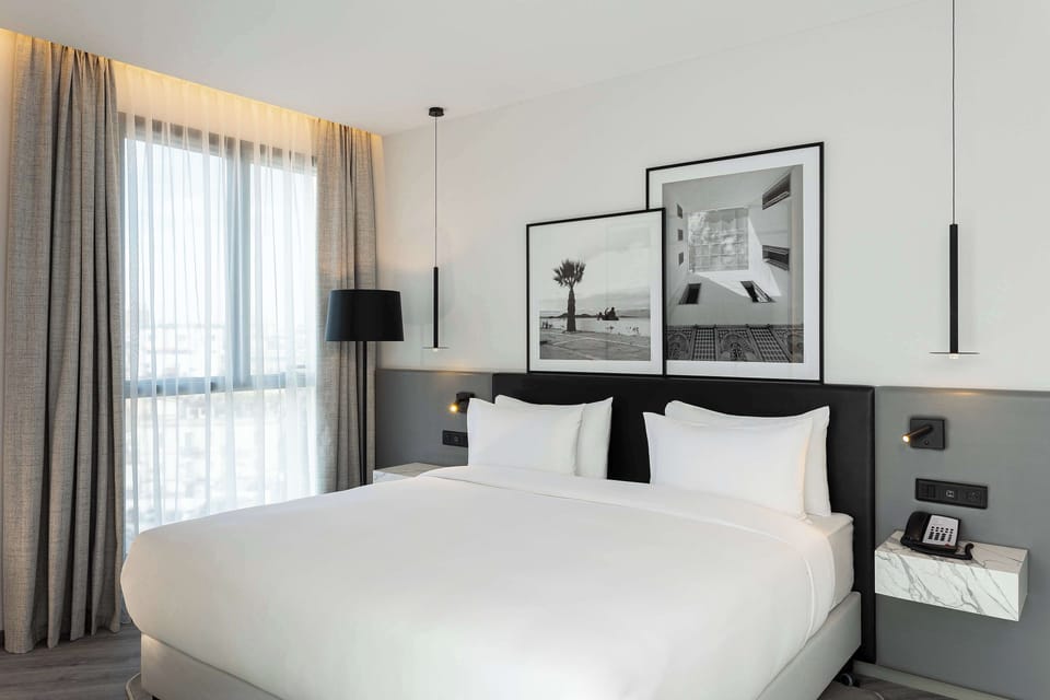 Premium bedding, in-room safe, desk, laptop workspace