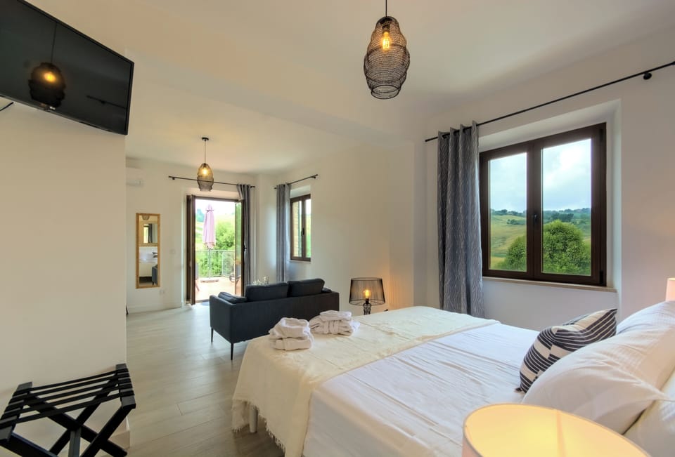 Romantic Suite | Premium bedding, pillowtop beds, minibar, in-room safe