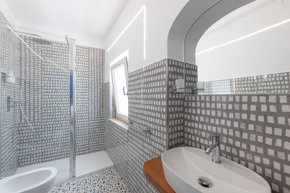 Comfort Double Room | Bathroom | Shower, rainfall showerhead, free toiletries, hair dryer