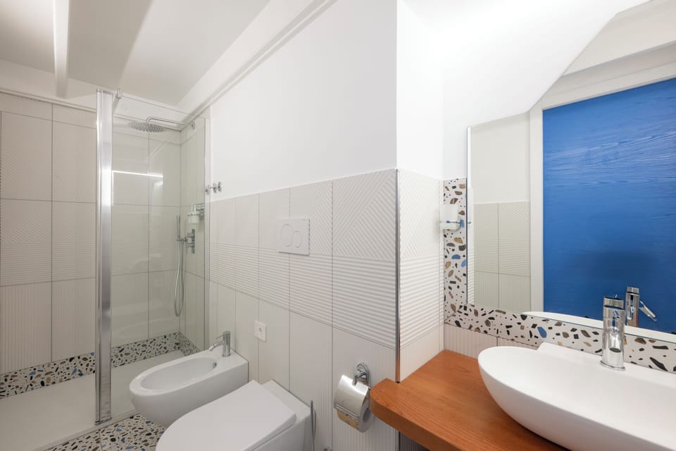 Classic Double Room | Bathroom | Shower, rainfall showerhead, free toiletries, hair dryer