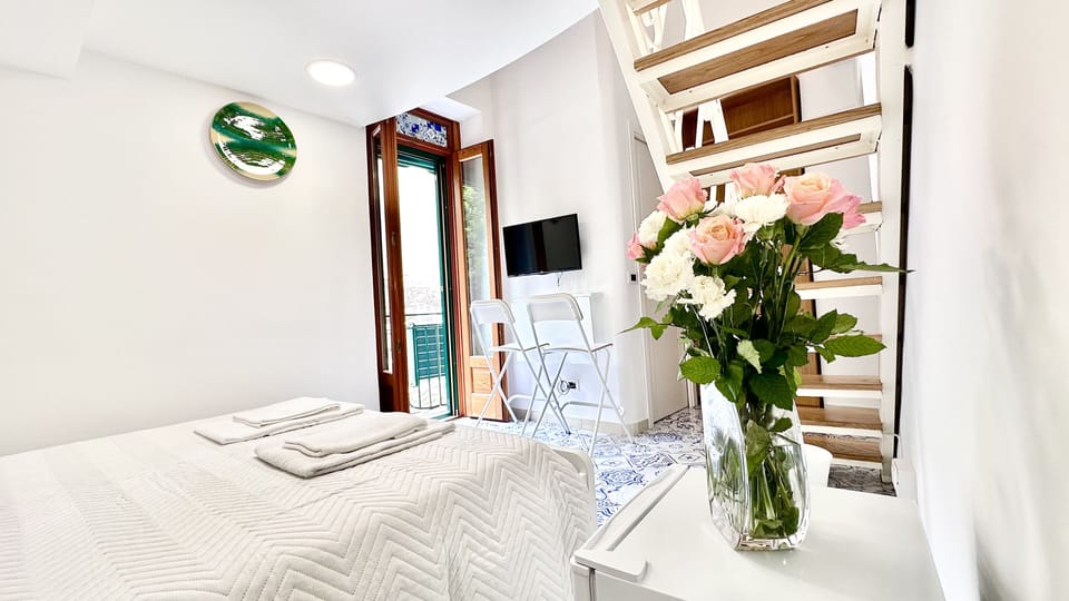 City Studio | Minibar, desk, laptop workspace, soundproofing