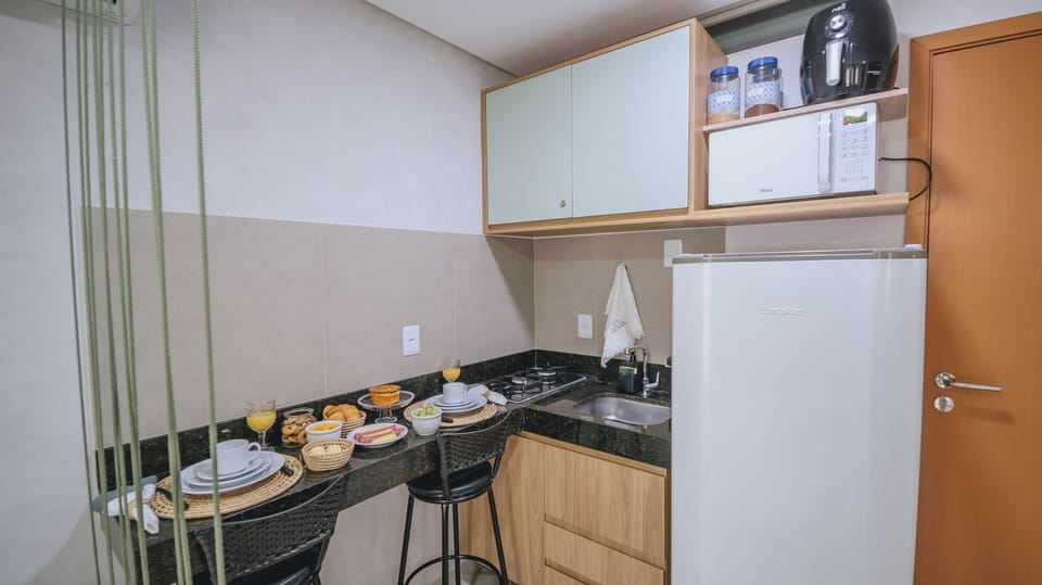 Family Studio Suite | Private kitchen | Fridge, microwave, stovetop, coffee/tea maker