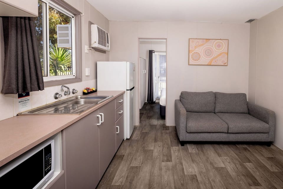Ensuite Cabin | Living area | 33-inch flat-screen TV with digital channels