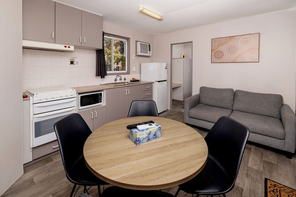 Ensuite Cabin | Living area | 33-inch flat-screen TV with digital channels