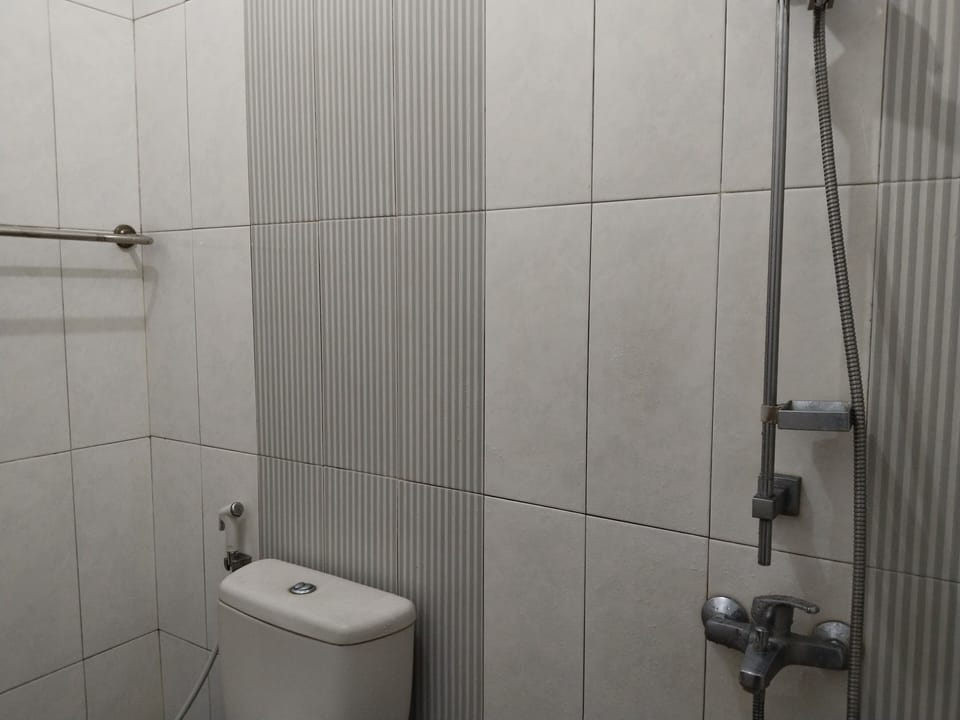 Twin Room | Bathroom | Shower, towels, soap