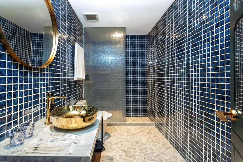 Shower, rainfall showerhead, free toiletries, slippers