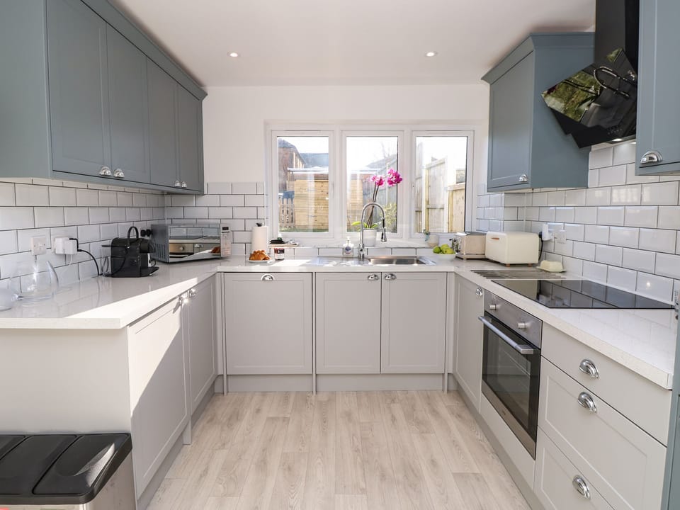 Dishwasher, electric kettle, toaster, cookware/dishes/utensils